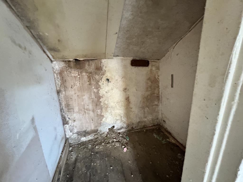 Lot: 14 - COMMERCIAL PREMISES WITH ONE-BEDROOM MAISONETTE - Storage space in flat